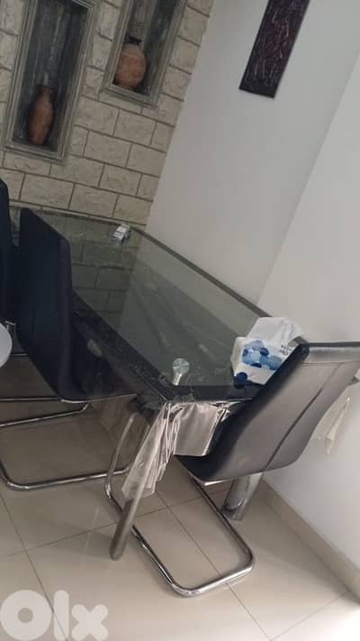 سفرة مرتبة مع ٦ كراسي ب ٢٠٠$ بس