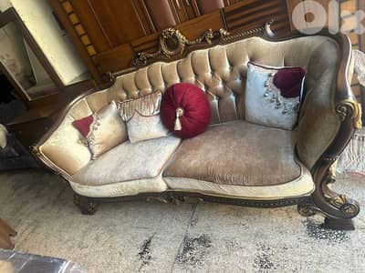 طقم كنبايات ملكي حفر خشب زان شبه جديد مع طاولة