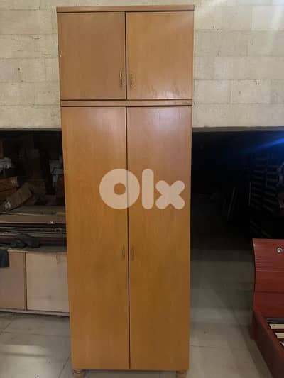 خزانة درفتين طابقين خشب زان ولاتي ملبسة قشر كتير مرتبة ونظيفة