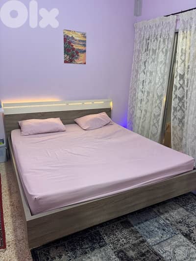 غرفة مجوز بلون الابيض بحالة جيدة جدا