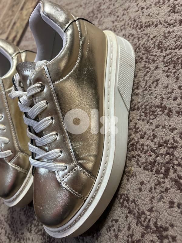 gold shoes 1