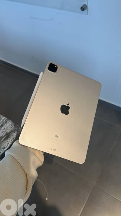 IPAD PRO M1 3rd generation 256gb + apple keyboard and apple pencil