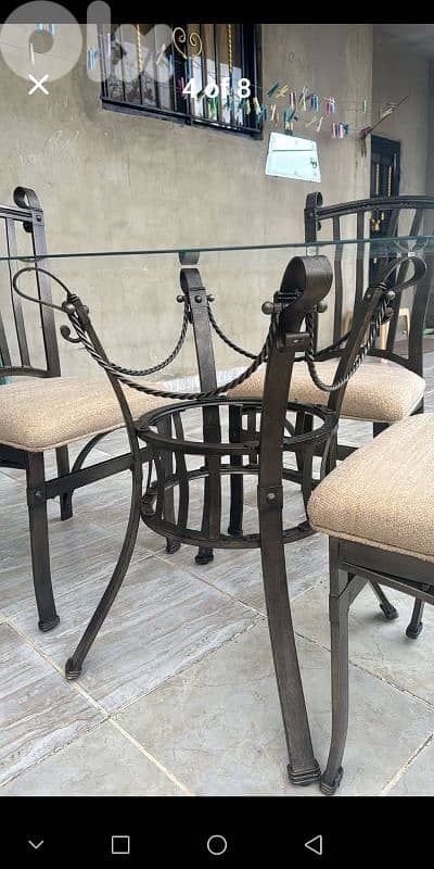 طاولة و ٤ كراسي