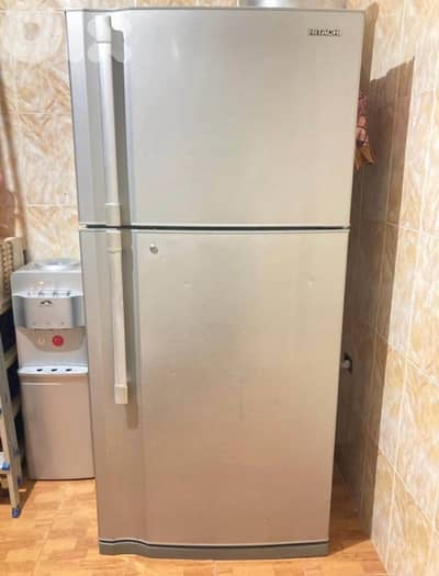 براد هيتاشي (Hitachi) مستعمل بحالة جيدة - سعة كبيرة وبابين علوي/سفلي