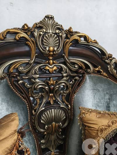 طقم كنبايات حفر خشب زان خمس قطع وطقم طاولات