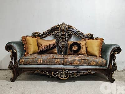 طقم كنبايات حفر ملكي خشب زان خمس قطع وطقم طاولات شبه جديد