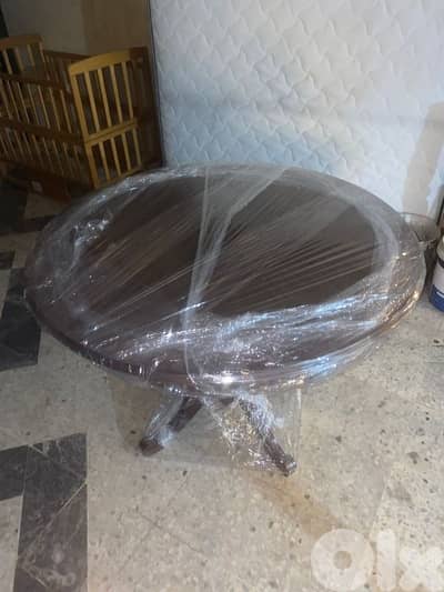 طاولة سفرة مبرومة بتتكبر وبتتصغر خشب زان شبه جديد