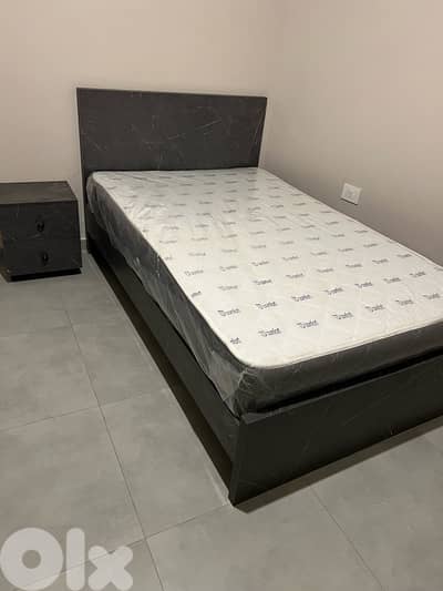 تخت مفرد ونص مع فرشة وكمود جديدة من المعمل