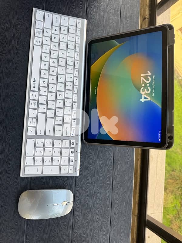 Ipad Air 4 w Keyboard and Mouse 1