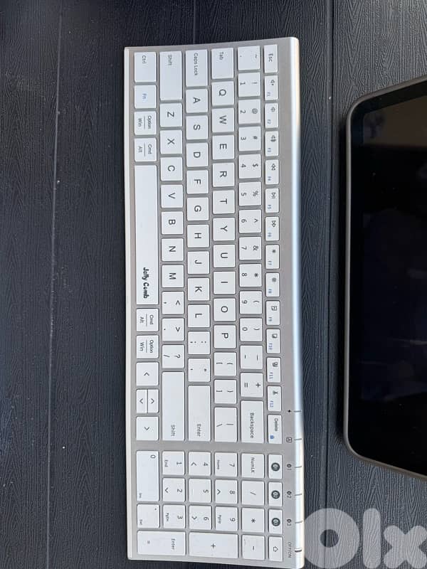 Ipad Air 4 w Keyboard and Mouse 3