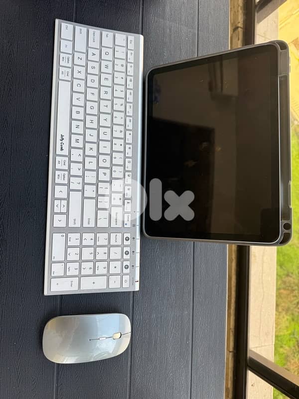 Ipad Air 4 w Keyboard and Mouse 6