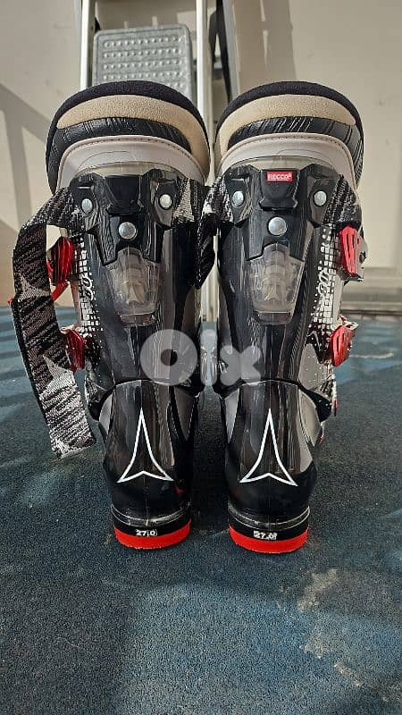 ski shoes. mint condition used 3 times. 2