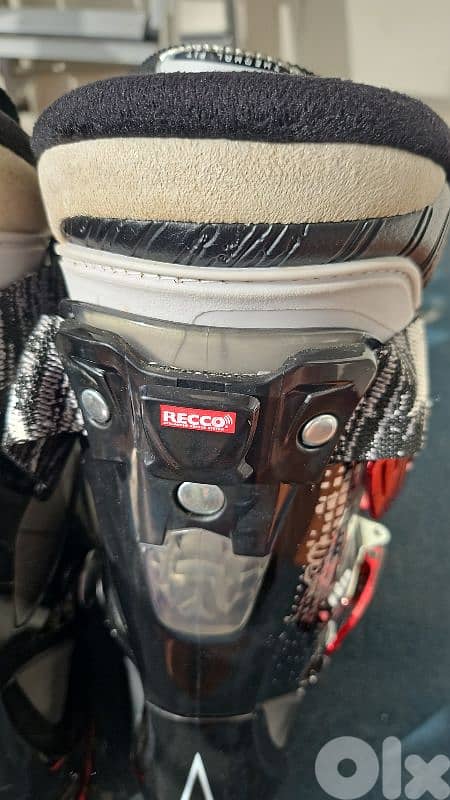 ski shoes. mint condition used 3 times. 5