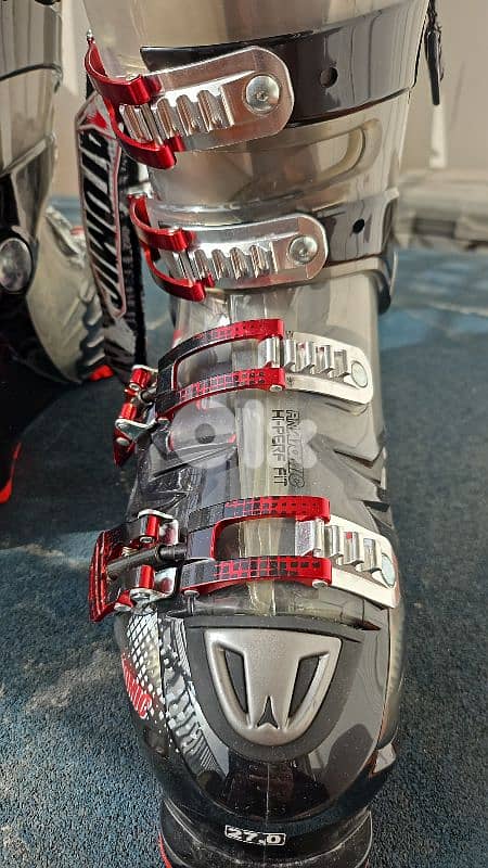 ski shoes. mint condition used 3 times. 6