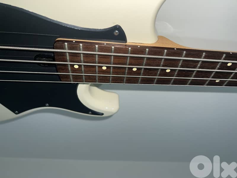 Yamaha BB424 Bass Guitar 1