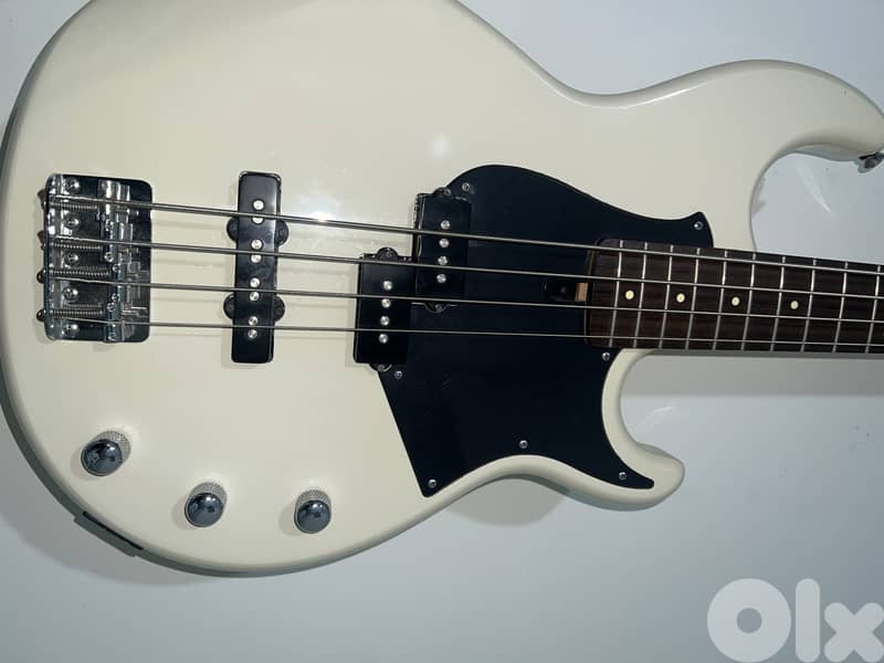 Yamaha BB424 Bass Guitar 2