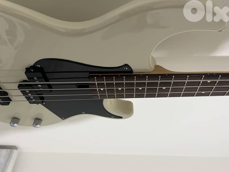 Yamaha BB424 Bass Guitar 3