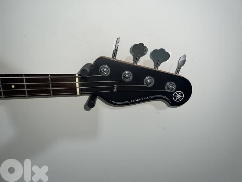 Yamaha BB424 Bass Guitar 5