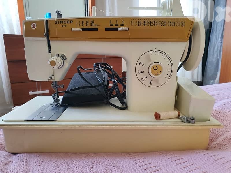 Singer - LIKE NEW 1