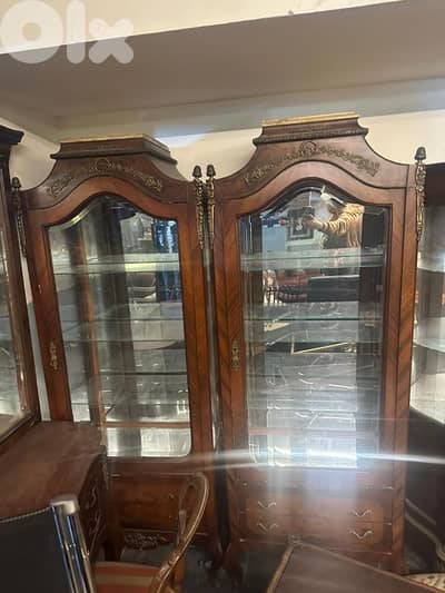 فاترينات مصري اتنين خشب زان انتيك مرصعين نحاس كتير مرتبين