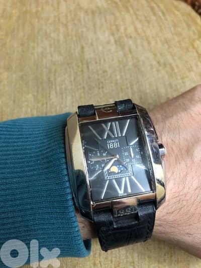 Inside, the day, month, moon, and stars. switzrland swiss made orginal