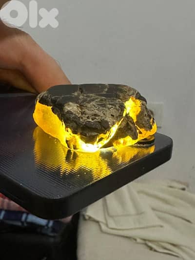 حجر كهرمان جميل خام