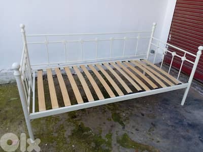 تخت akia شبه جديد