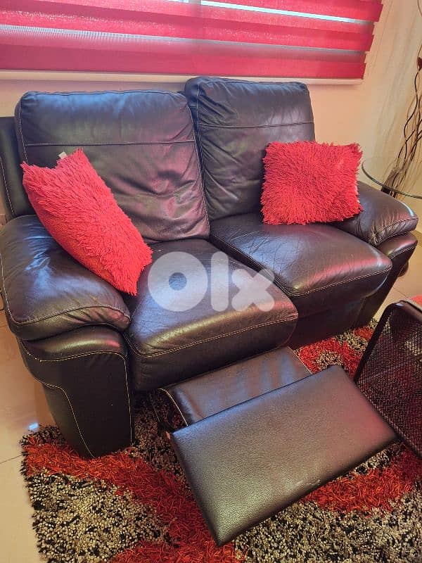 Leather sitting room 1