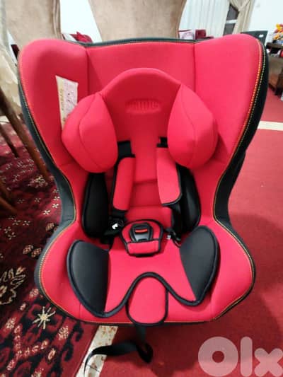 كرسي للسيارة بحالة ممتازه