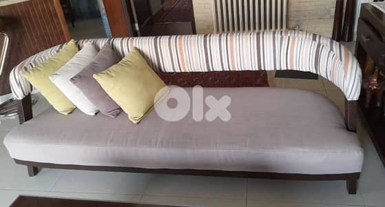 صالون للبيع