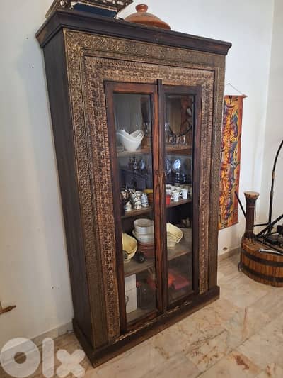 فيترين مميزة انتيك خشب صلب صافي شغل فني يدوي رائع جدا