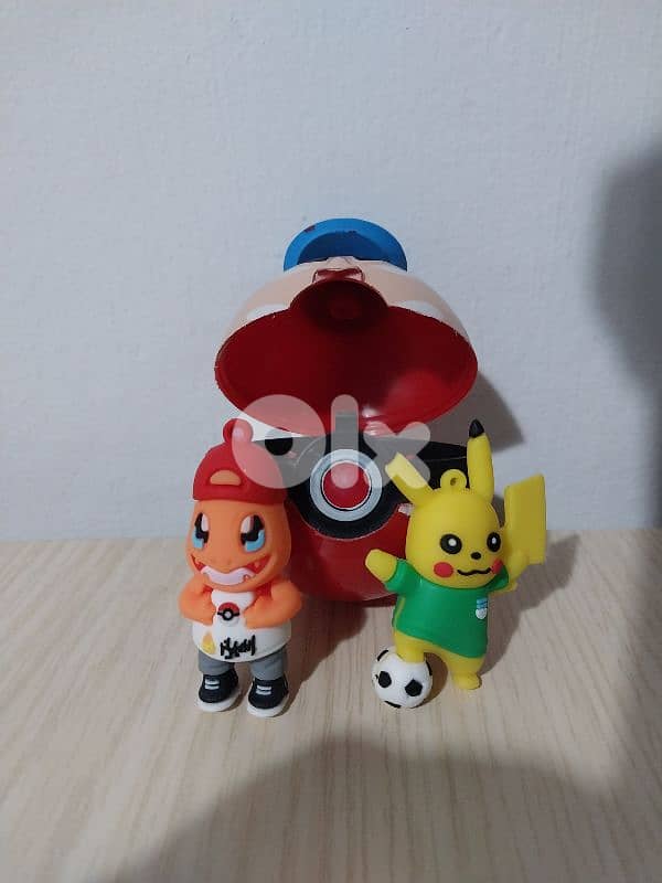 Pokeball and 2 pokemon 4