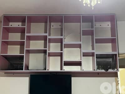 خزانة بتتعلق بالحيط