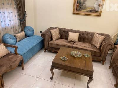 صالون ٥ قطع مع طاوله السعر الاساسي ٣٠٠٠$  مطلوب بس ٧٥٠$ كامل