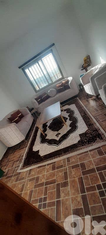 صالون اربع قطع كتير نضيف مع سجادة جديدة و٣ طاولات صغار