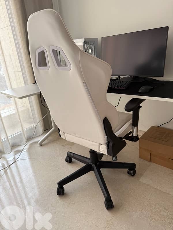 gaming chair white color only opened not used 1