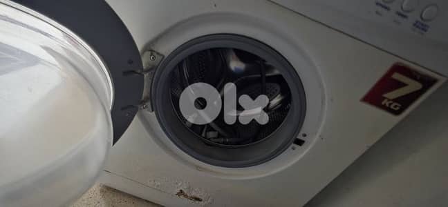 غسالة شغالة بس  مسكة الجارور منزوعة