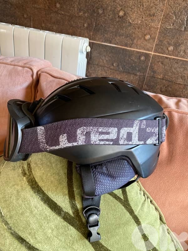 wedze Helmet and Googles 1