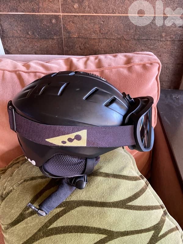 wedze Helmet and Googles 3
