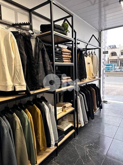 محل ملابس رجالي مرتب للبيع