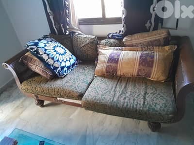 صوفا مع غرفة سفرة مع عدة اغراض مستعملة