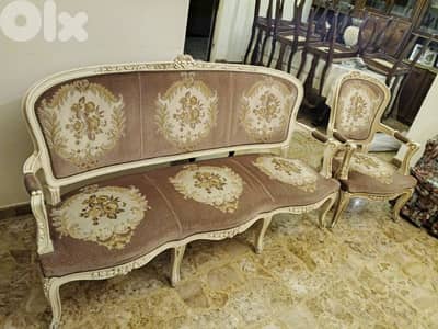 صالون عشرة مقاعد و ٣ طاولات