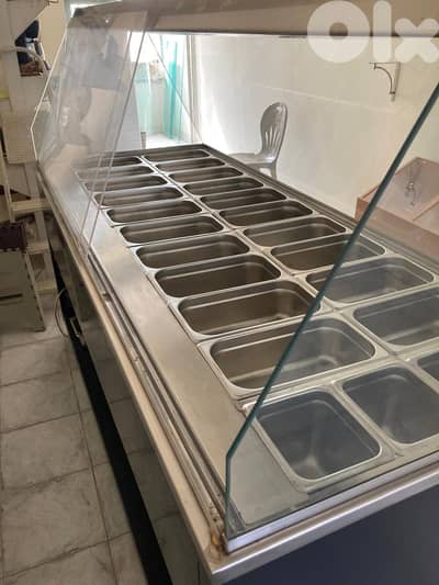 MACHINE THAT KEEPS FOOD WARM AND HOT