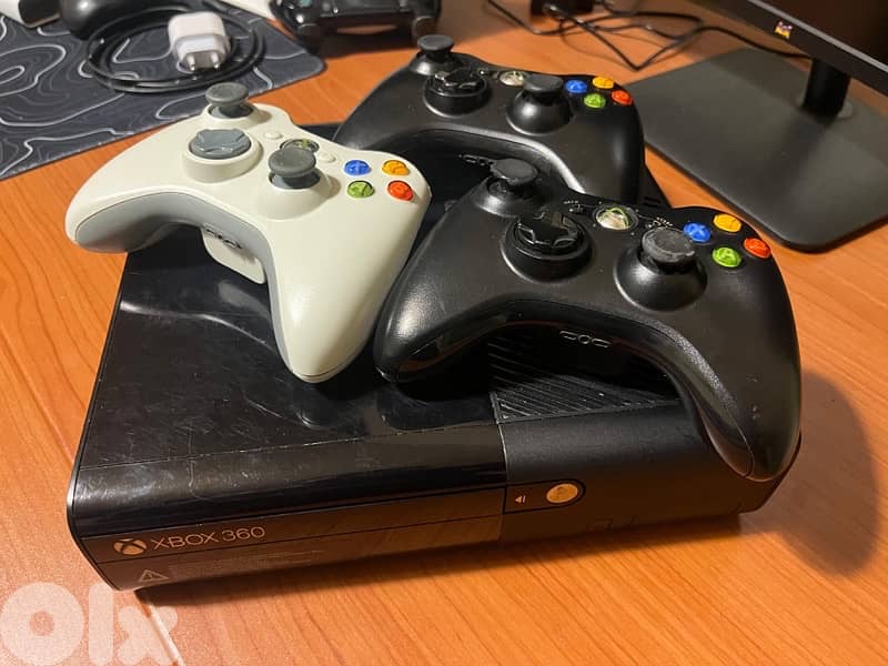 Xbox 360 Slim Console + 3 Controllers and 30+ games 1