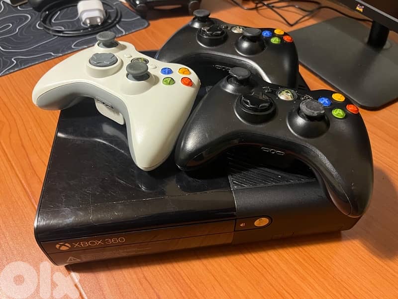 Xbox 360 Slim Console + 3 Controllers and 30+ games 2