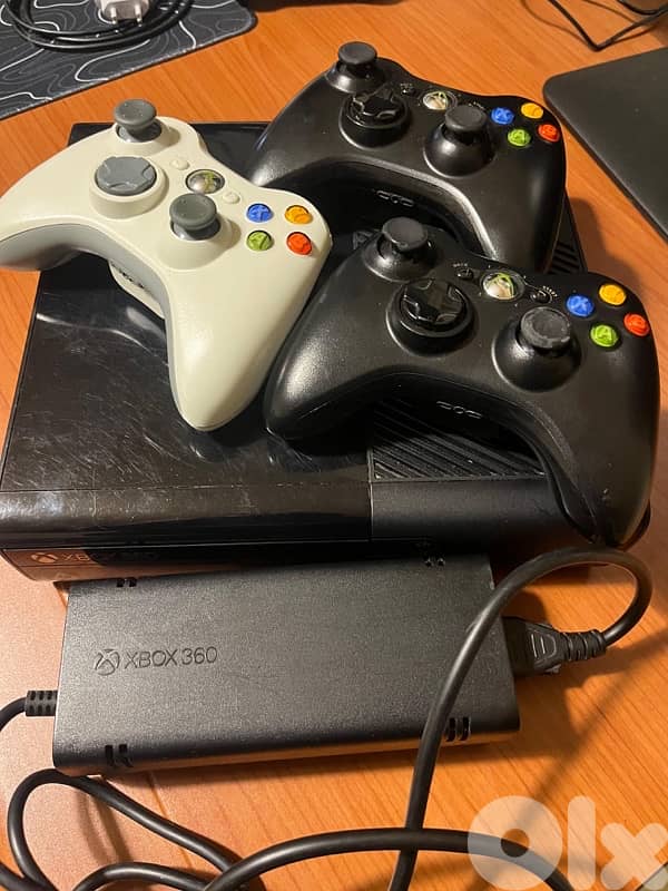 Xbox 360 Slim Console + 3 Controllers and 30+ games 3