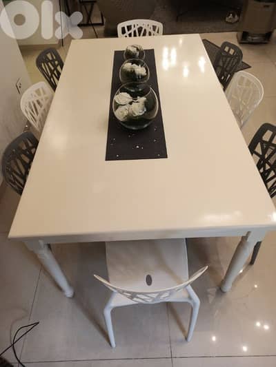 طاولة سفرة خشب ماسيف، ٨ أشخاص، ١٨٥ x ١٠٥ سم، مع ٨ كراسي