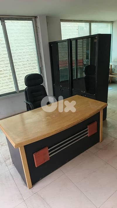 مكتب وكرسي وكومنيدين وخزانتين