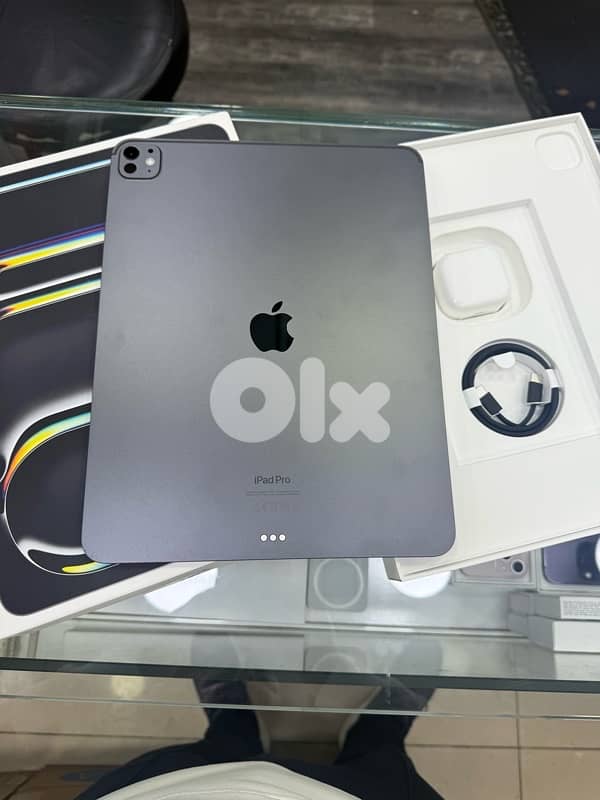 ipad pro 13 inch 256g M4 generatin like new 1