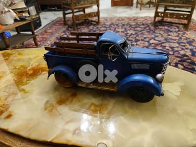 antique & vintage-style metal pickup truck decor, farmhouse-inspired .